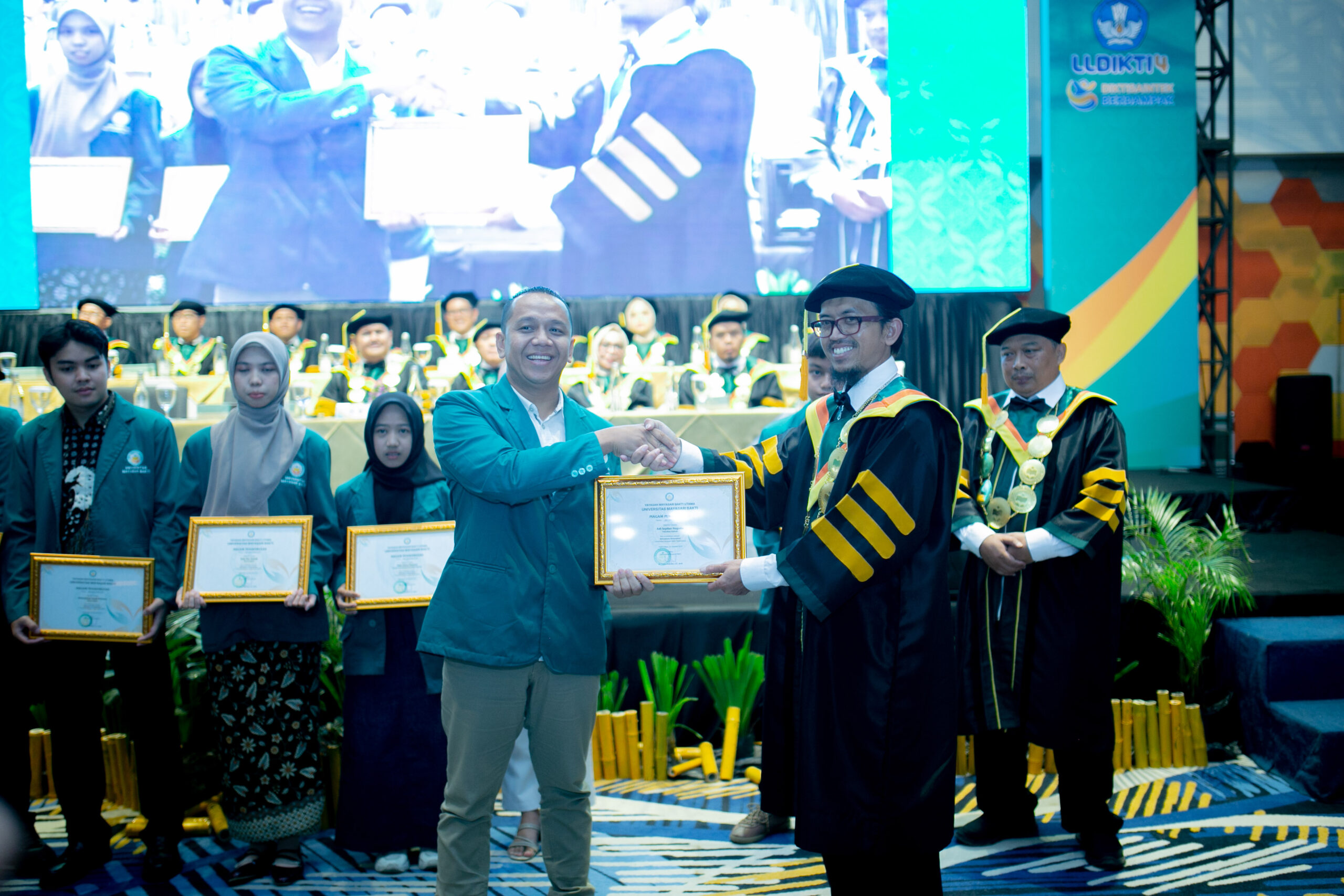 Wisuda Universitas Mayasari Bakti